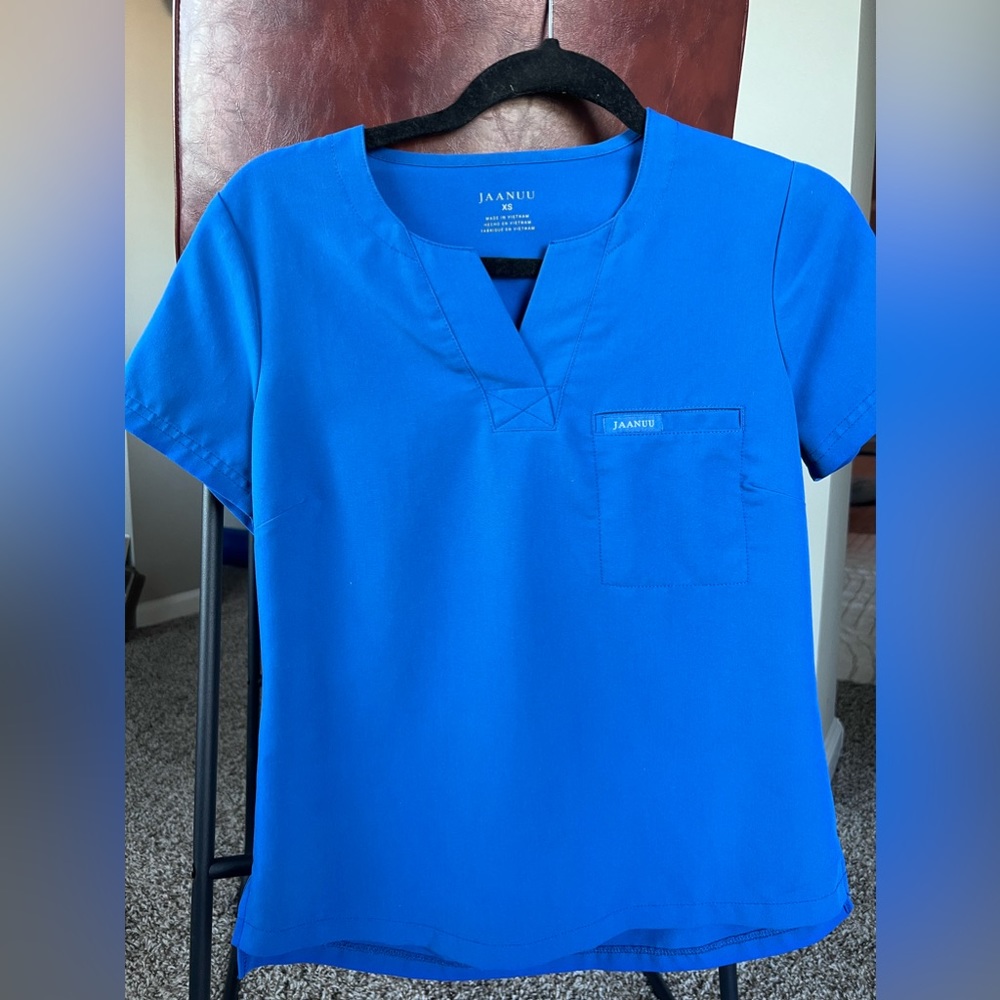Jaanuu scrubs bundle (2 tops, 1 bottom) size XS
